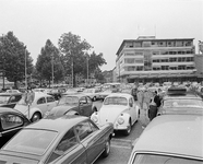 850445 Afbeelding van geparkeerde auto's op het Vredenburg te Utrecht, uit het noordwesten; op de achtergrond het ...